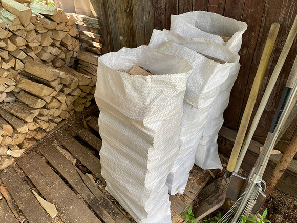 drova-kolotyie-v-meshkah-2