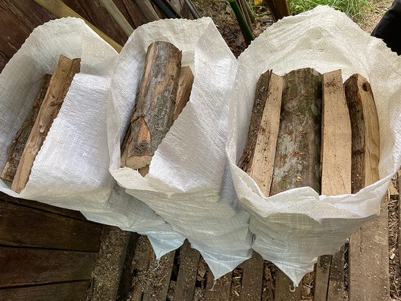 drova-kolotyie-v-meshkah-1