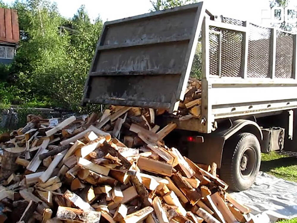 samosval_vygruzhaet_drova-2