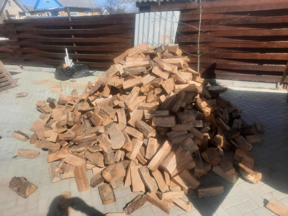 Дрова дубовые на площадке